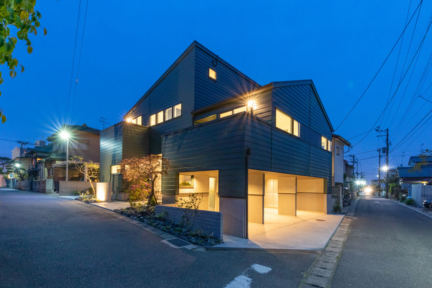 フォルトーナ インナーガレージとクールな外観が目を惹くZEH住宅の建築実例画像