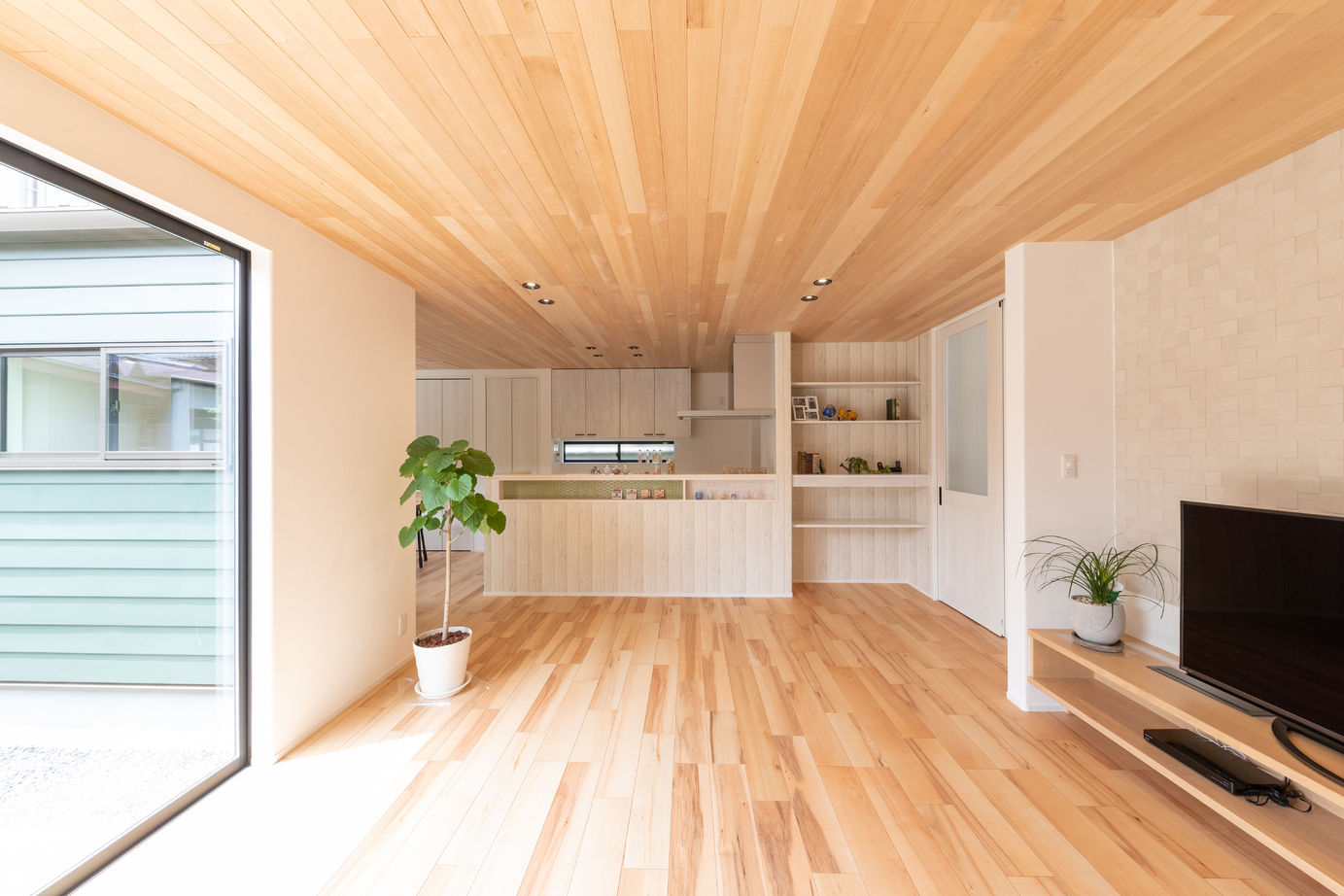 フォルトーナ インナーガレージとクールな外観が目を惹くZEH住宅の建築実例画像2