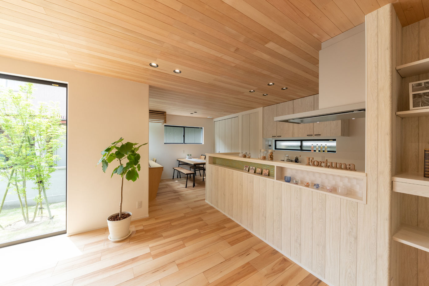 フォルトーナ インナーガレージとクールな外観が目を惹くZEH住宅の建築実例画像3