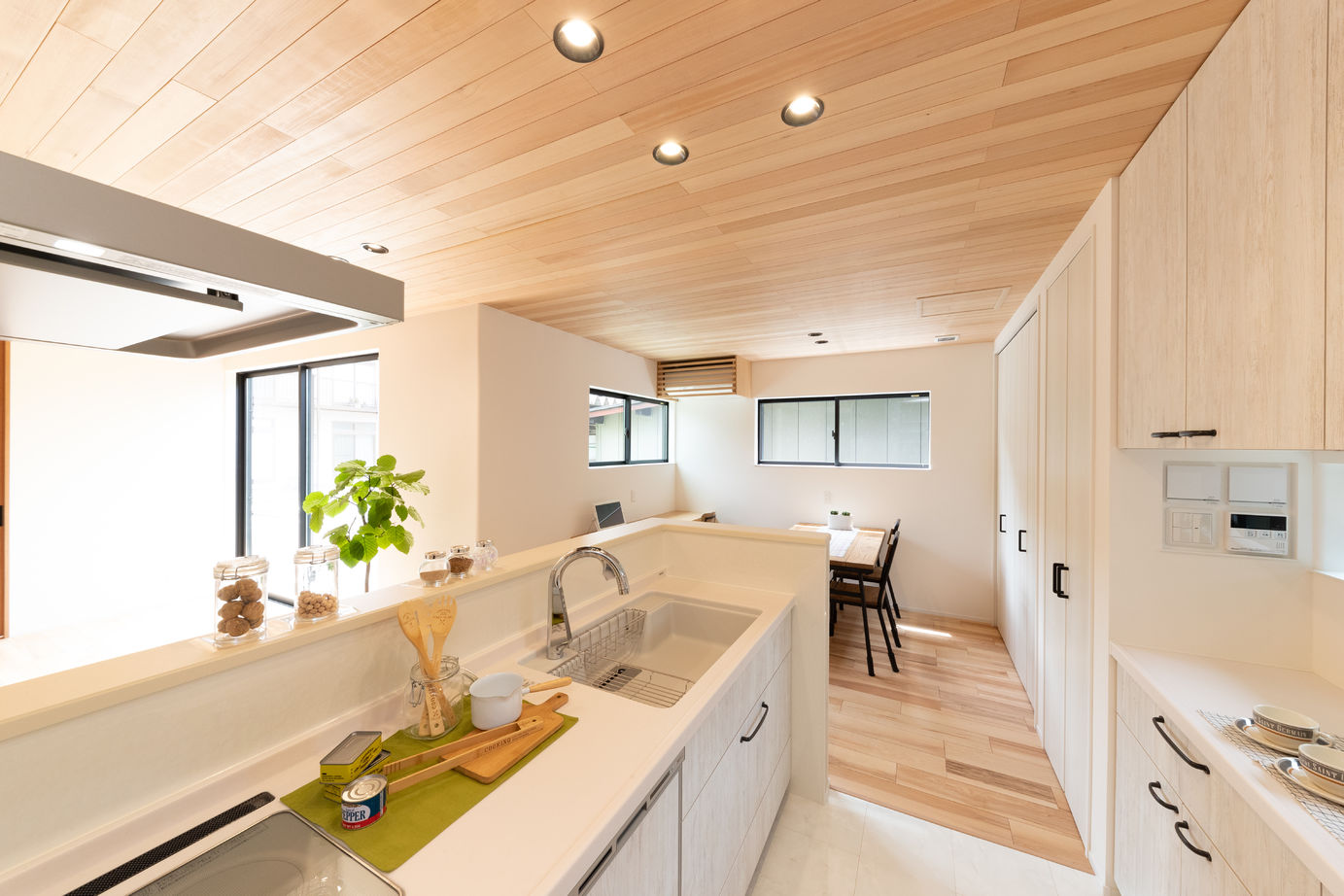 フォルトーナ インナーガレージとクールな外観が目を惹くZEH住宅の建築実例画像4