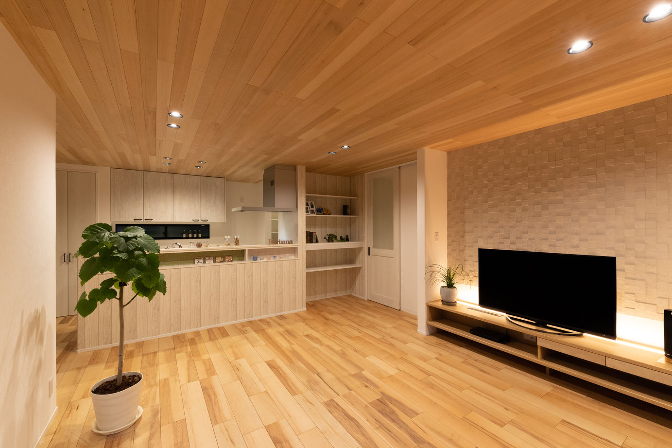 フォルトーナ インナーガレージとクールな外観が目を惹くZEH住宅の建築実例画像6