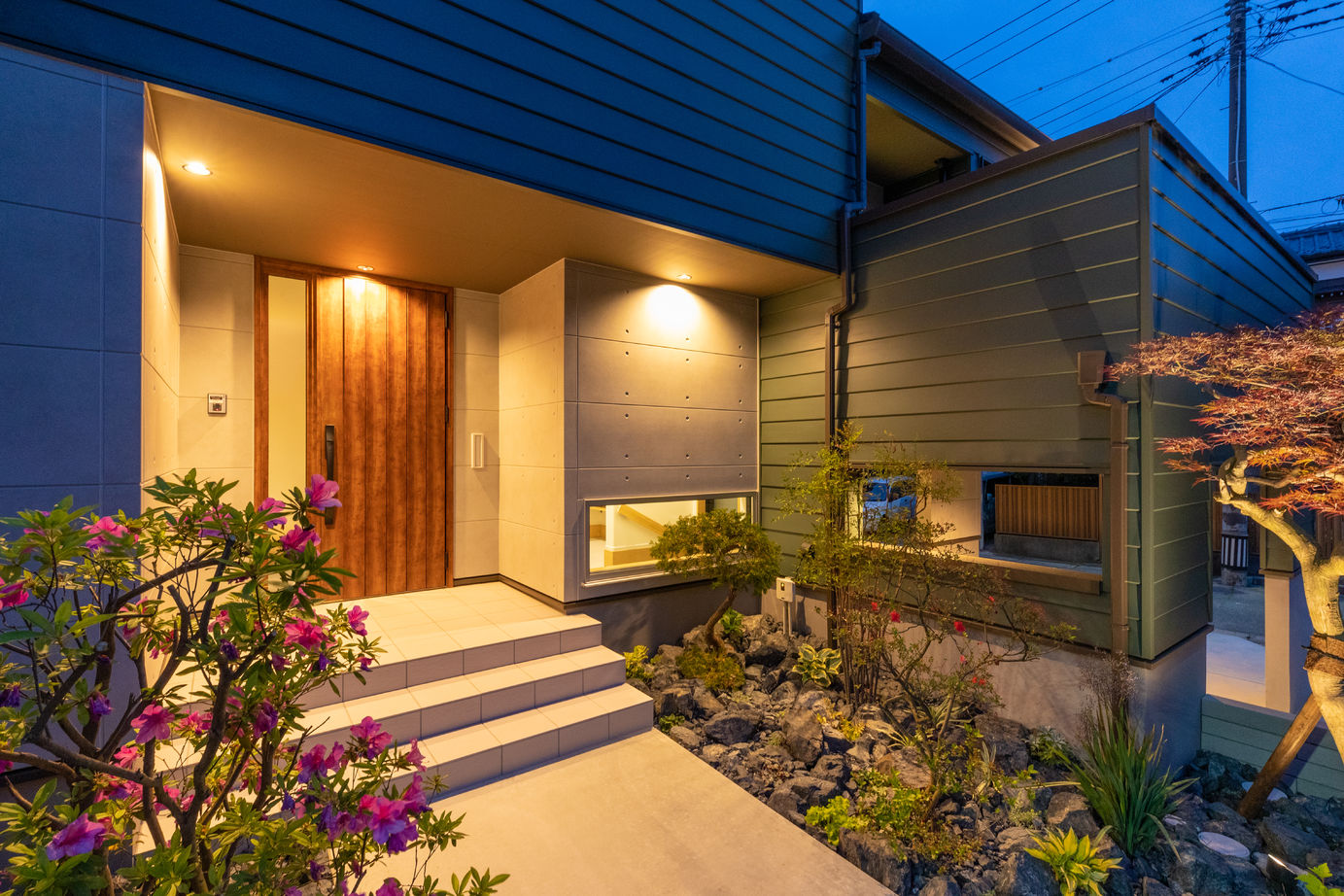 フォルトーナ インナーガレージとクールな外観が目を惹くZEH住宅の建築実例画像10