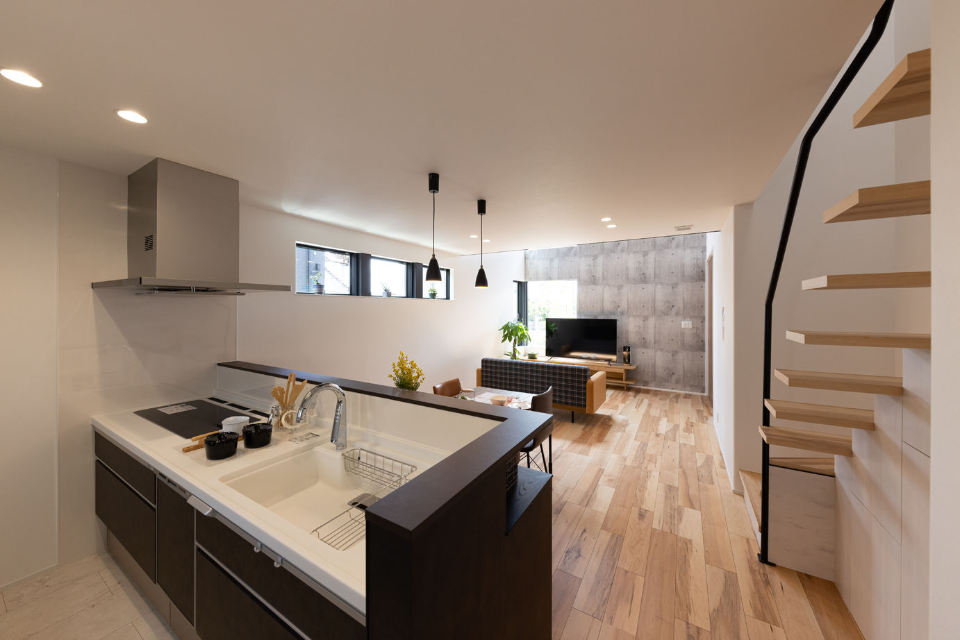 フォルトーナ 吹抜けが開放的で心地よい。コンクリート風の壁と柵のない階段で飽きが来ないお洒落な住まいの建築実例画像2