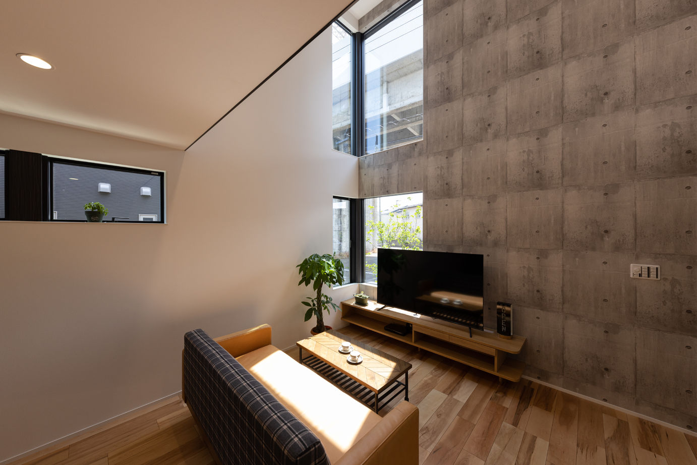 フォルトーナ 吹抜けが開放的で心地よい。コンクリート風の壁と柵のない階段で飽きが来ないお洒落な住まいの建築実例画像3