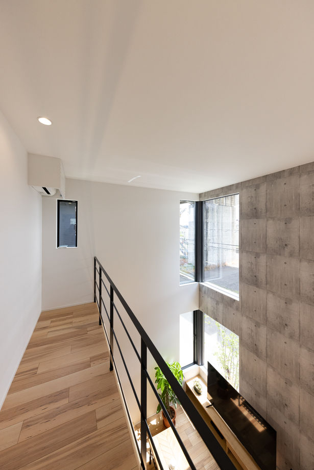 フォルトーナ 吹抜けが開放的で心地よい。コンクリート風の壁と柵のない階段で飽きが来ないお洒落な住まいの建築実例画像4