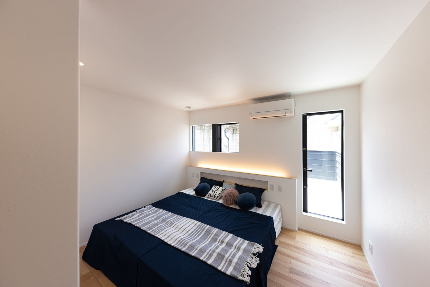 フォルトーナ 吹抜けが開放的で心地よい。コンクリート風の壁と柵のない階段で飽きが来ないお洒落な住まいの建築実例画像5