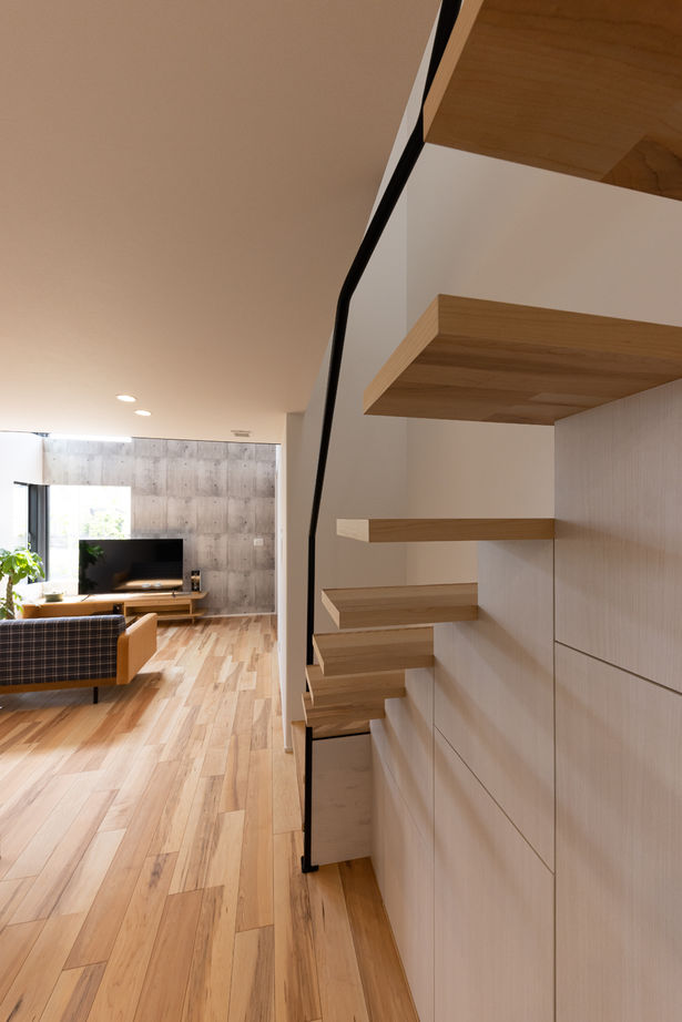 フォルトーナ 吹抜けが開放的で心地よい。コンクリート風の壁と柵のない階段で飽きが来ないお洒落な住まいの建築実例画像6