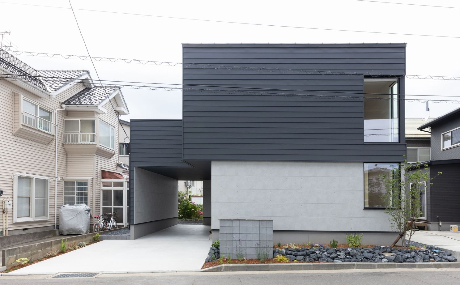 フォルトーナ 吹抜けが開放的で心地よい。コンクリート風の壁と柵のない階段で飽きが来ないお洒落な住まいの建築実例画像7