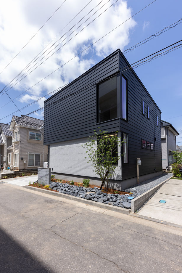 フォルトーナ 吹抜けが開放的で心地よい。コンクリート風の壁と柵のない階段で飽きが来ないお洒落な住まいの建築実例画像8