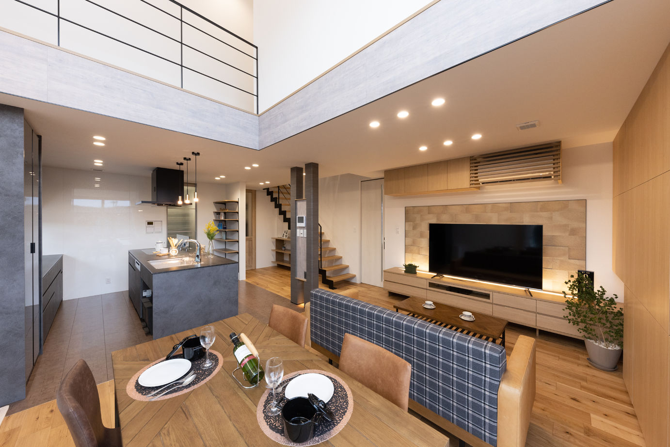 フォルトーナ 吹抜けと大きな窓で快適なリビングで毎日過ごす。ロフト、造作壁面収納で収納も充実した住まいの建築実例画像2