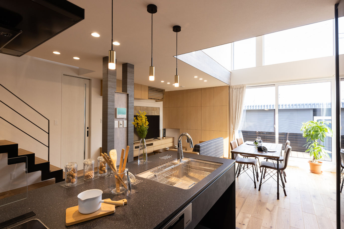 フォルトーナ 吹抜けと大きな窓で快適なリビングで毎日過ごす。ロフト、造作壁面収納で収納も充実した住まいの建築実例画像3