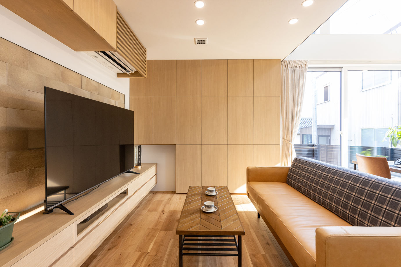 フォルトーナ 吹抜けと大きな窓で快適なリビングで毎日過ごす。ロフト、造作壁面収納で収納も充実した住まいの建築実例画像4