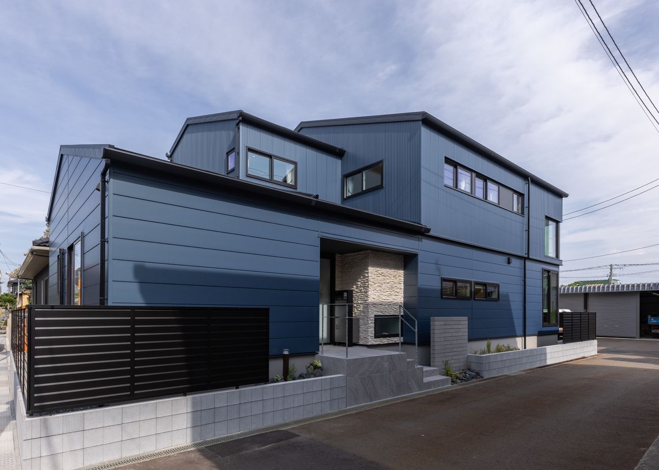 フォルトーナ 吹抜けと大きな窓で快適なリビングで毎日過ごす。ロフト、造作壁面収納で収納も充実した住まいの建築実例画像5