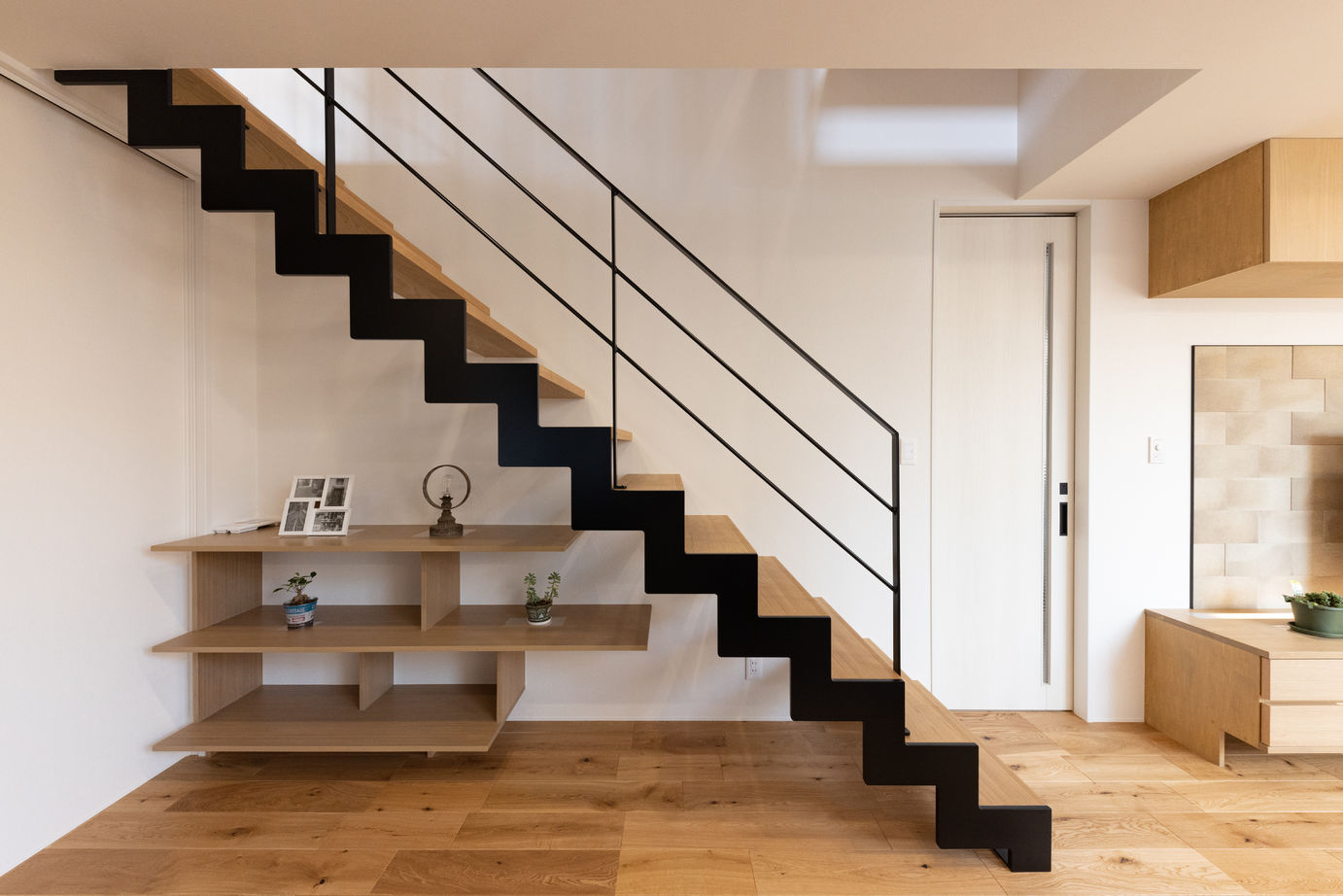 フォルトーナ 吹抜けと大きな窓で快適なリビングで毎日過ごす。ロフト、造作壁面収納で収納も充実した住まいの建築実例画像6