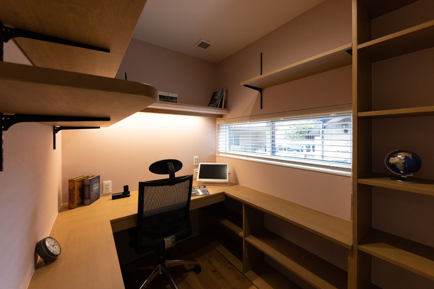 フォルトーナ 吹抜けと大きな窓で快適なリビングで毎日過ごす。ロフト、造作壁面収納で収納も充実した住まいの建築実例画像8