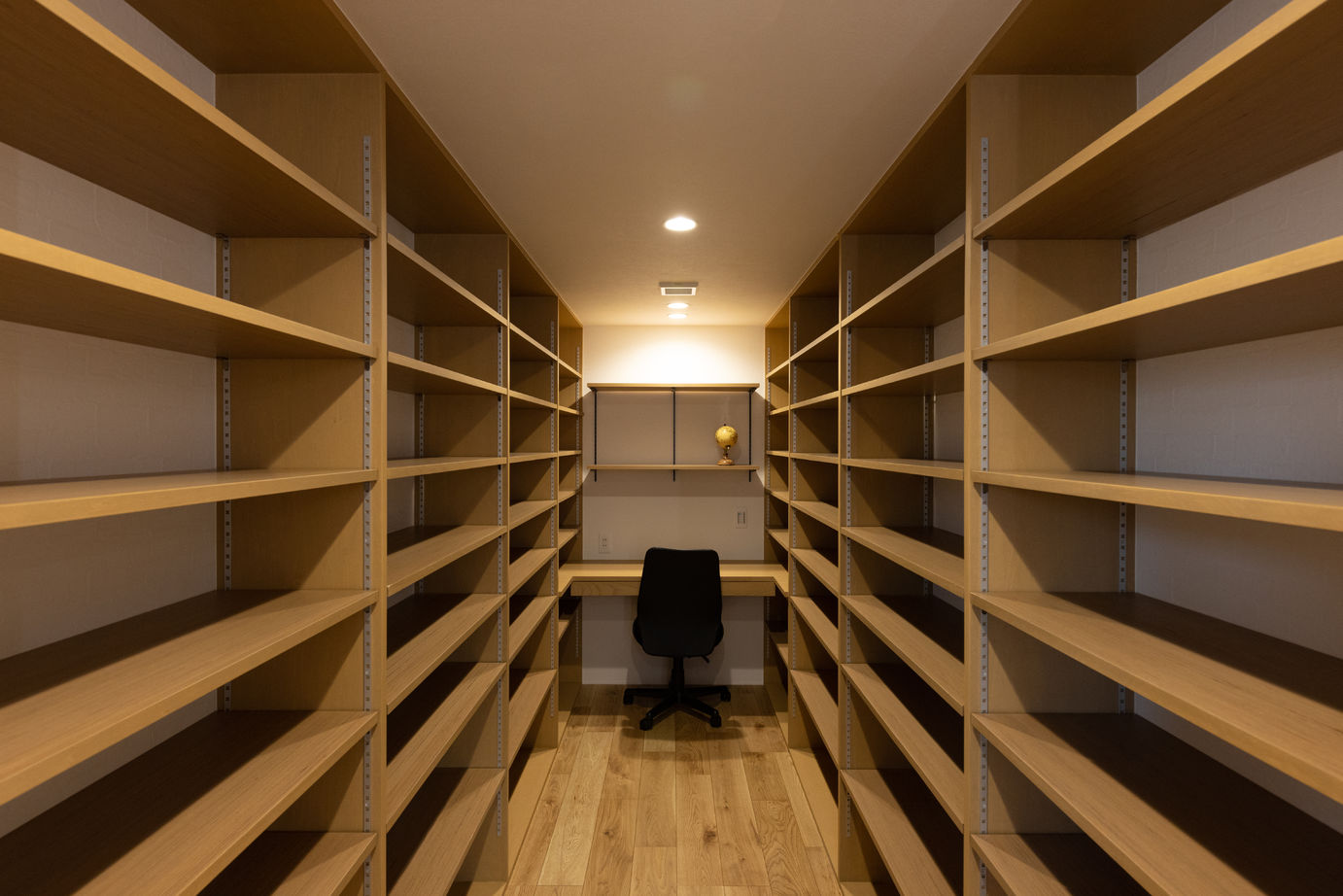 フォルトーナ 吹抜けと大きな窓で快適なリビングで毎日過ごす。ロフト、造作壁面収納で収納も充実した住まいの建築実例画像9