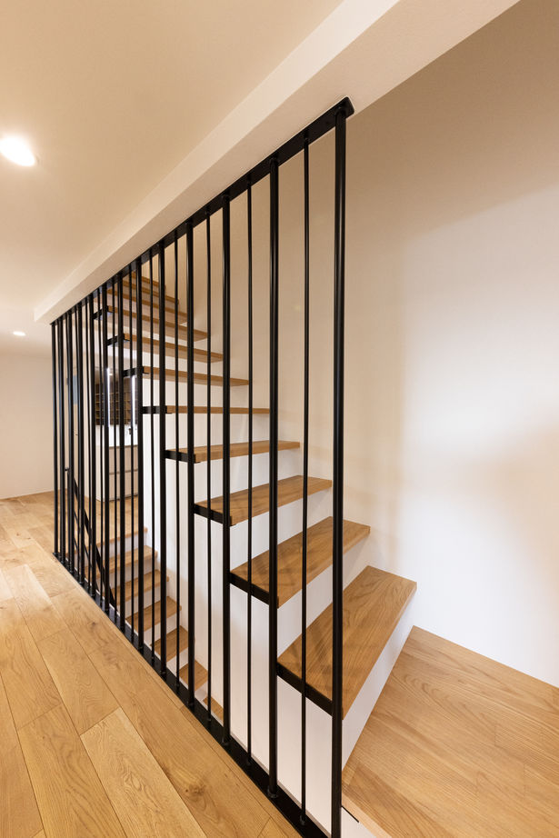 フォルトーナ 吹抜けと大きな窓で快適なリビングで毎日過ごす。ロフト、造作壁面収納で収納も充実した住まいの建築実例画像10