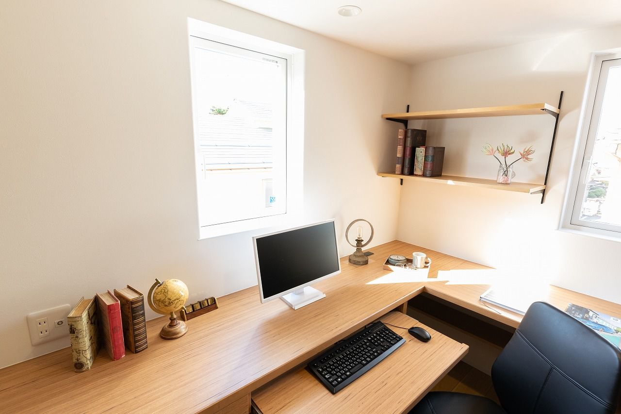 フォルトーナ 独立型の書斎とたっぷり本が収納できるホールに設けた書斎。ゆったり寛げる空間と集中できる間取りの住まいの建築実例画像9