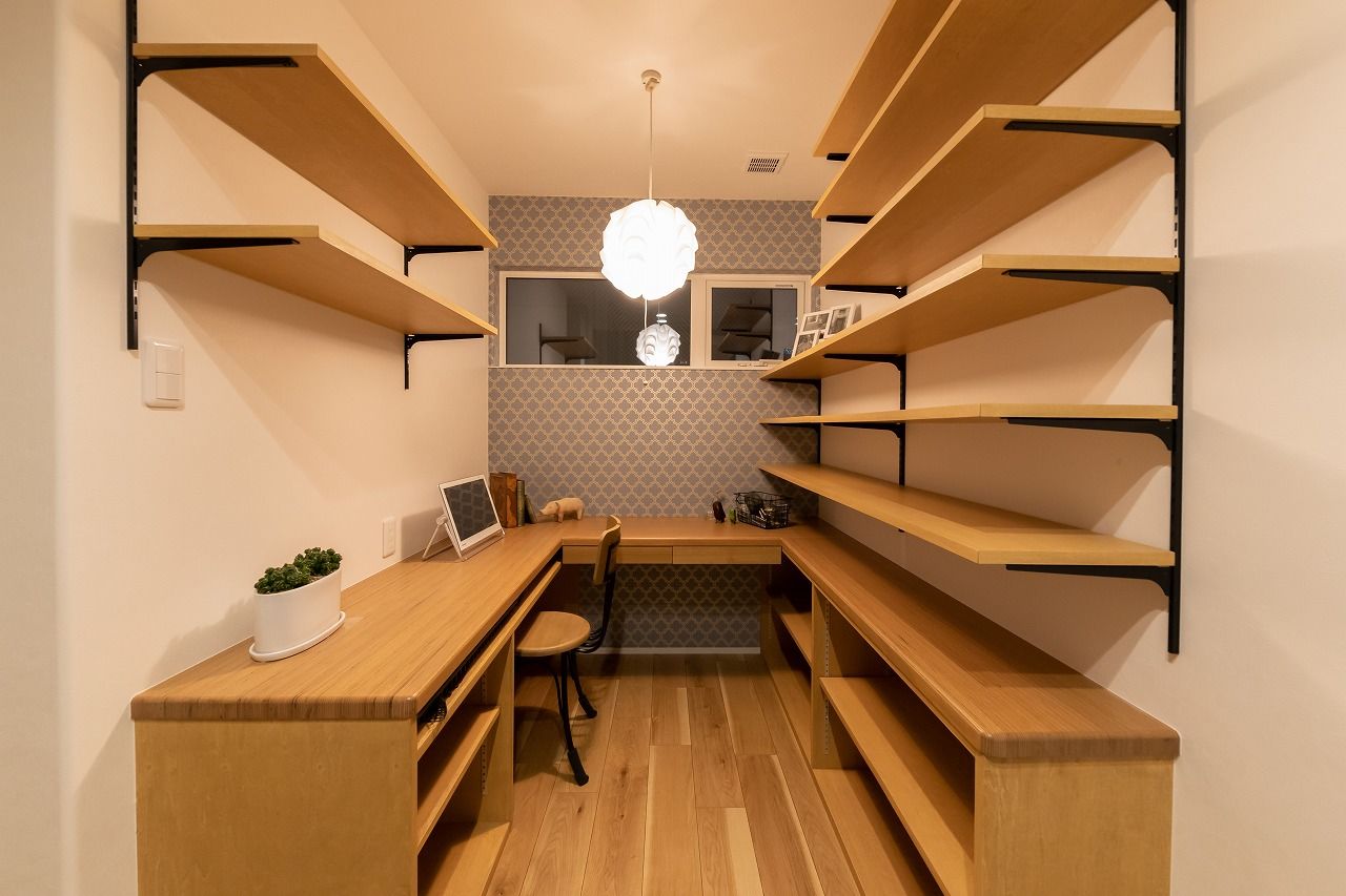 フォルトーナ 独立型の書斎とたっぷり本が収納できるホールに設けた書斎。ゆったり寛げる空間と集中できる間取りの住まいの建築実例画像10