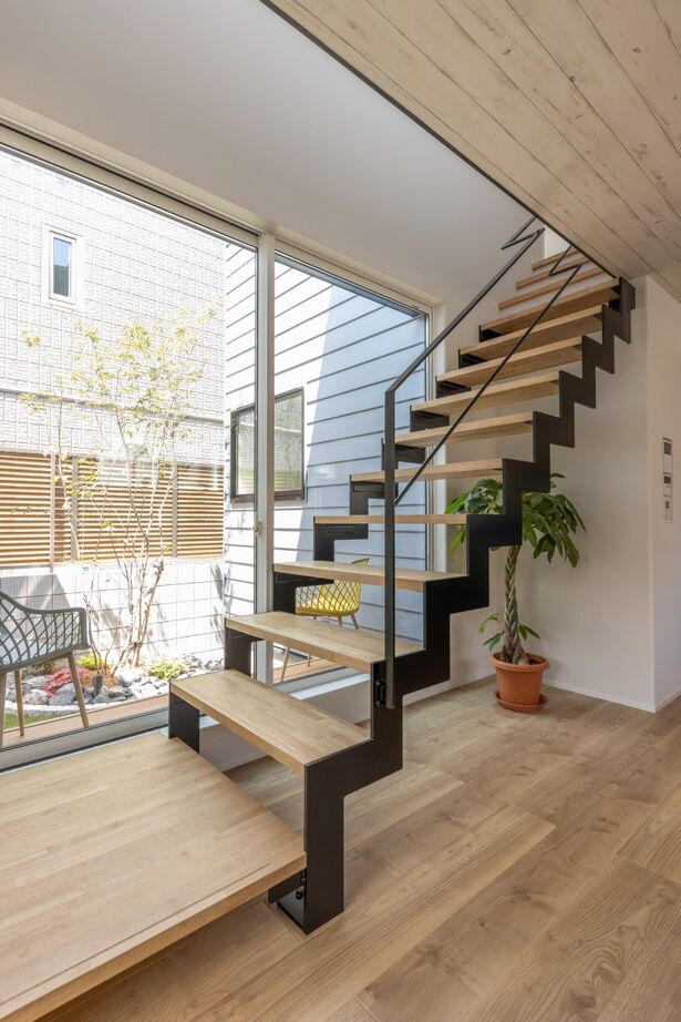 フォルトーナ スタイリッシュで開放的な家の建築実例画像