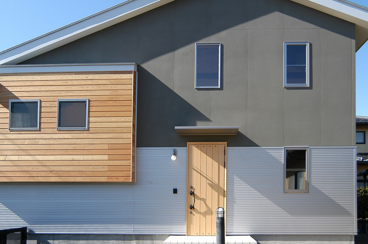 ジェイ・ケイ・ハウス（いわき・北茨城） 【いわき／吹き抜け／30坪以下】ガルバリウム・木目・塗り壁を組み合わせた外観で個性を演出した家の建築実例画像2