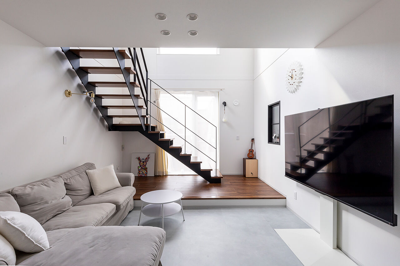 住まいるLABO 【3700万円｜ビルトインガレージ｜ヌック】外は黒、中は白。ギャップがユニークな、都会型ガレージハウスの建築実例画像2