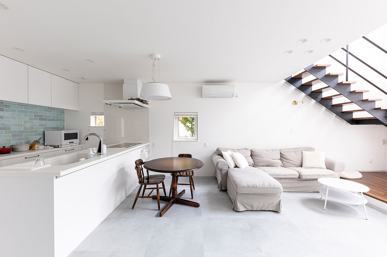 住まいるLABO 【3700万円｜ビルトインガレージ｜ヌック】外は黒、中は白。ギャップがユニークな、都会型ガレージハウスの建築実例画像3