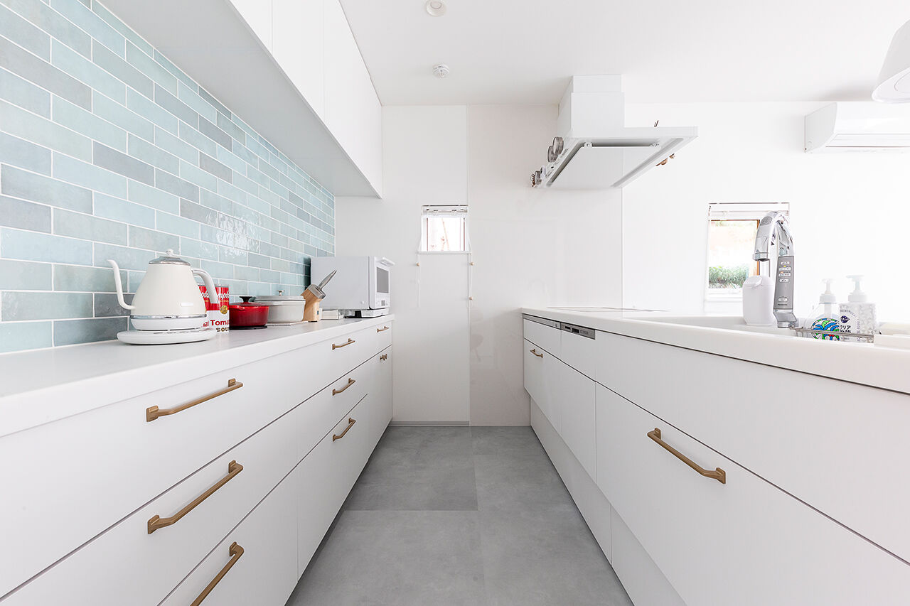 住まいるLABO 【3700万円｜ビルトインガレージ｜ヌック】外は黒、中は白。ギャップがユニークな、都会型ガレージハウスの建築実例画像4