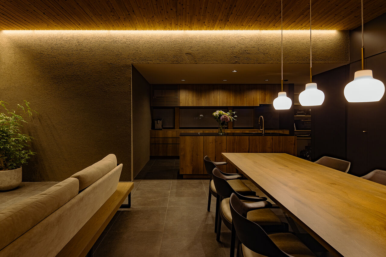 住まいるLABO 【8000万円｜ビルトインガレージ｜薪ストーブ】穏やかな季節も、厳しい季節も…いつも眼下に、海のある生活の建築実例画像2