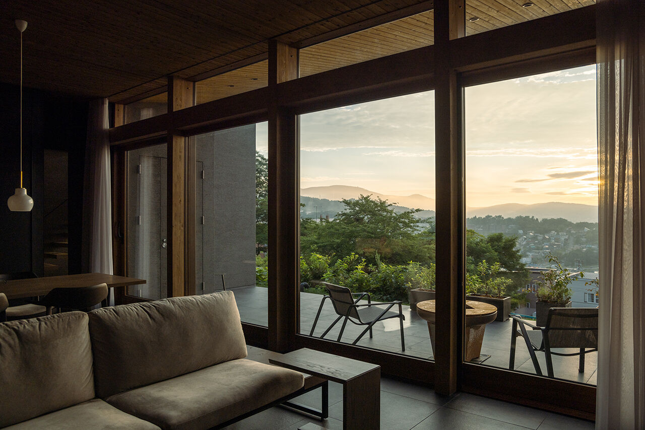 住まいるLABO 【8000万円｜ビルトインガレージ｜薪ストーブ】穏やかな季節も、厳しい季節も…いつも眼下に、海のある生活の建築実例画像3