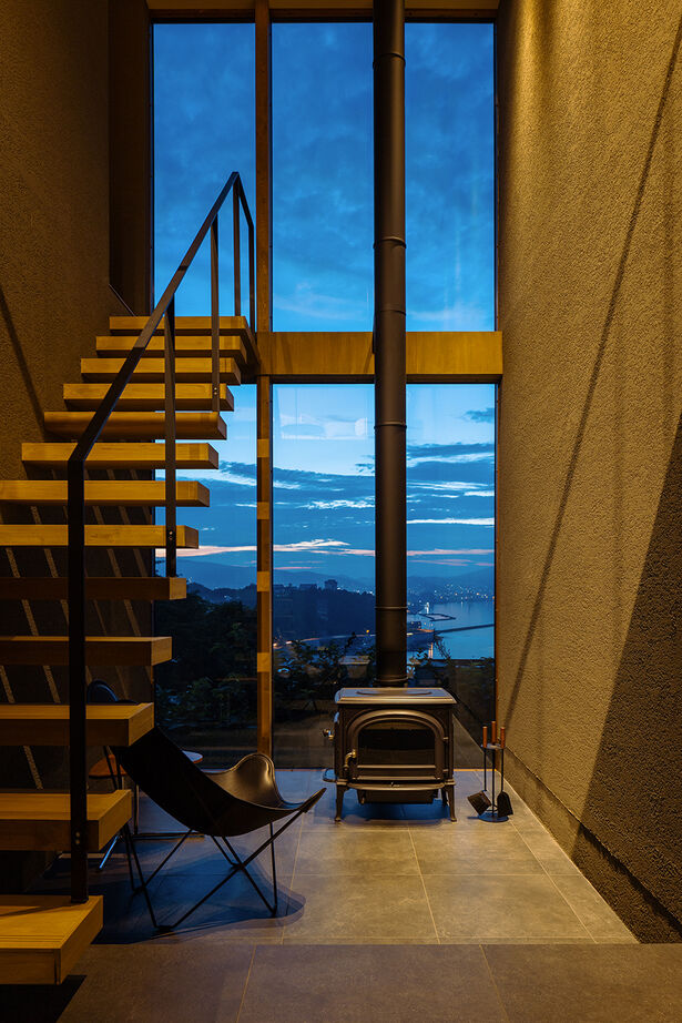 住まいるLABO 【8000万円｜ビルトインガレージ｜薪ストーブ】穏やかな季節も、厳しい季節も…いつも眼下に、海のある生活の建築実例画像5