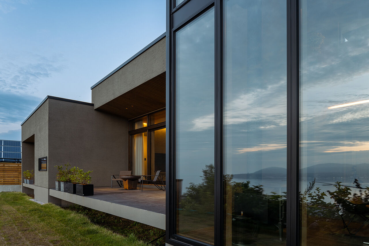 住まいるLABO 【8000万円｜ビルトインガレージ｜薪ストーブ】穏やかな季節も、厳しい季節も…いつも眼下に、海のある生活の建築実例画像6