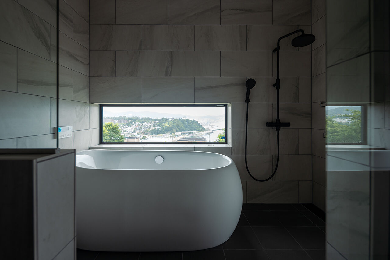 住まいるLABO 【8000万円｜ビルトインガレージ｜薪ストーブ】穏やかな季節も、厳しい季節も…いつも眼下に、海のある生活の建築実例画像7