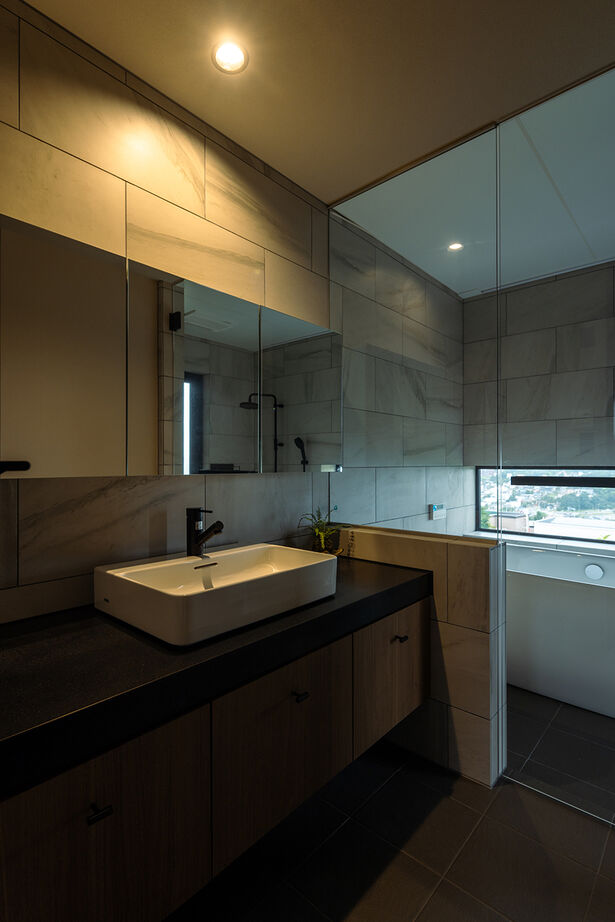 住まいるLABO 【8000万円｜ビルトインガレージ｜薪ストーブ】穏やかな季節も、厳しい季節も…いつも眼下に、海のある生活の建築実例画像8