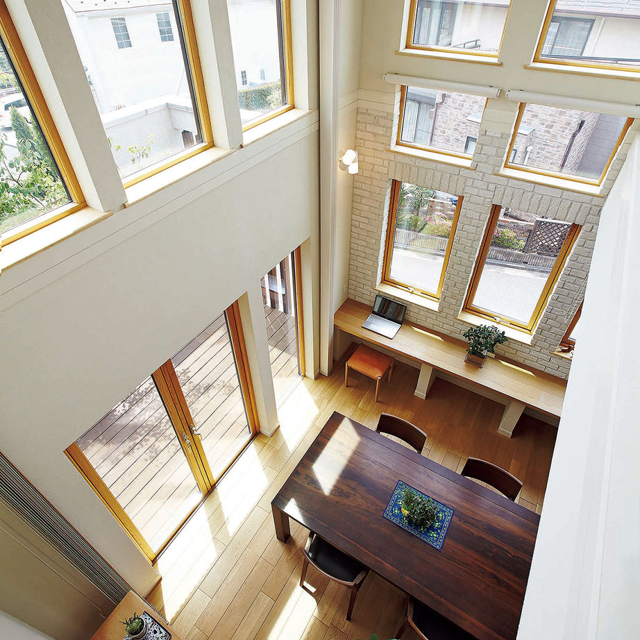 三井ホーム 【50坪台/間取り図有/ビルトインガレージ】窓からの光と緑が室内に溢れ、全館空調で家中がいつも快適の建築実例画像4