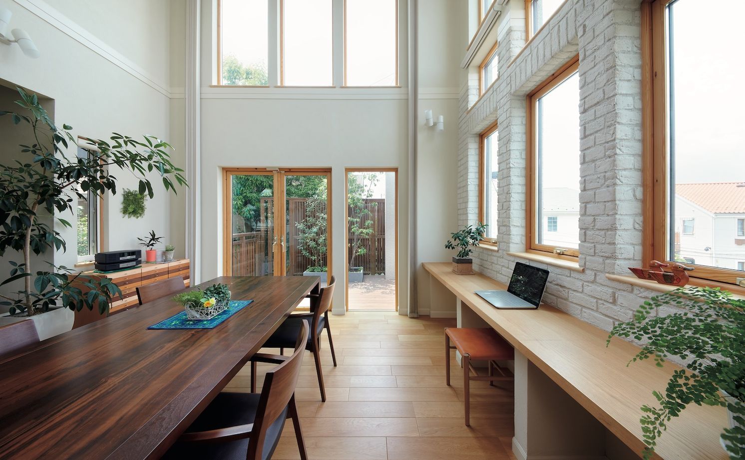 三井ホーム 【50坪台/間取り図有/ビルトインガレージ】窓からの光と緑が室内に溢れ、全館空調で家中がいつも快適の建築実例画像10