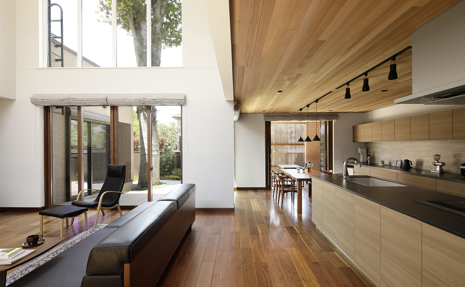 三井ホーム 【ウッディモダン/中庭/埼玉県】内と外がつながるオープン設計、中庭の大樹とともに時を刻む邸宅の建築実例画像