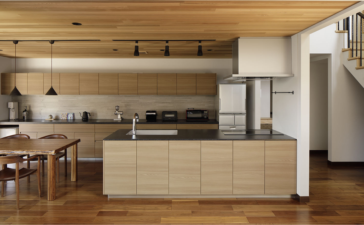 三井ホーム 【ウッディモダン/中庭/埼玉県】内と外がつながるオープン設計、中庭の大樹とともに時を刻む邸宅の建築実例画像2