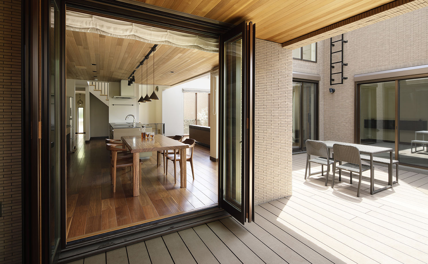 三井ホーム 【ウッディモダン/中庭/埼玉県】内と外がつながるオープン設計、中庭の大樹とともに時を刻む邸宅の建築実例画像3