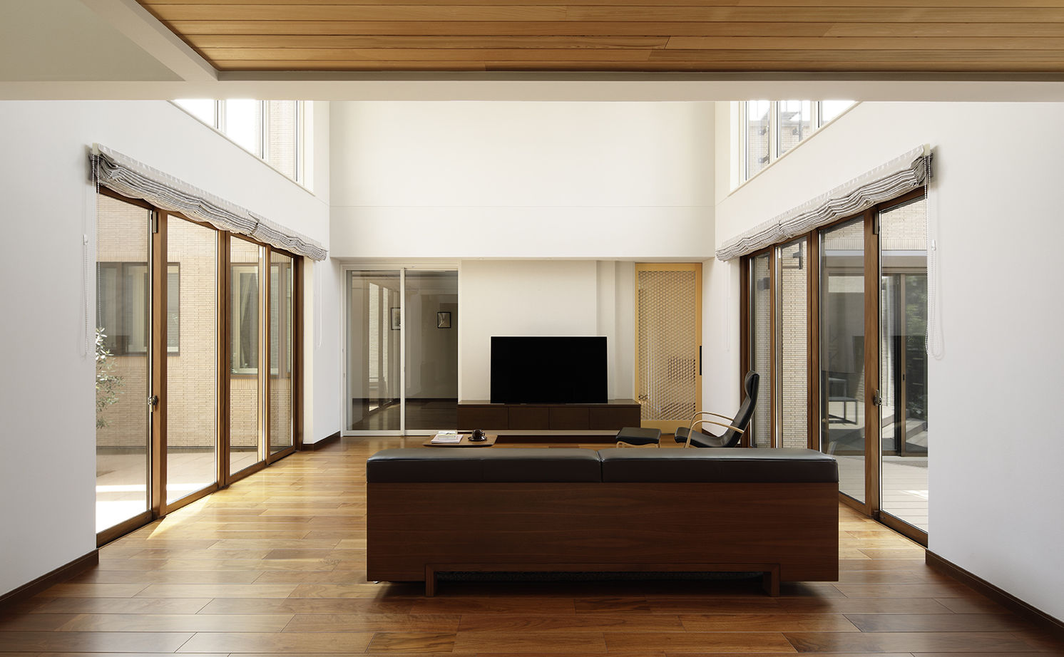 三井ホーム 【ウッディモダン/中庭/埼玉県】内と外がつながるオープン設計、中庭の大樹とともに時を刻む邸宅の建築実例画像5