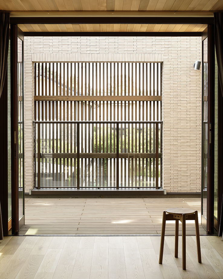 三井ホーム 【ウッディモダン/中庭/埼玉県】内と外がつながるオープン設計、中庭の大樹とともに時を刻む邸宅の建築実例画像7