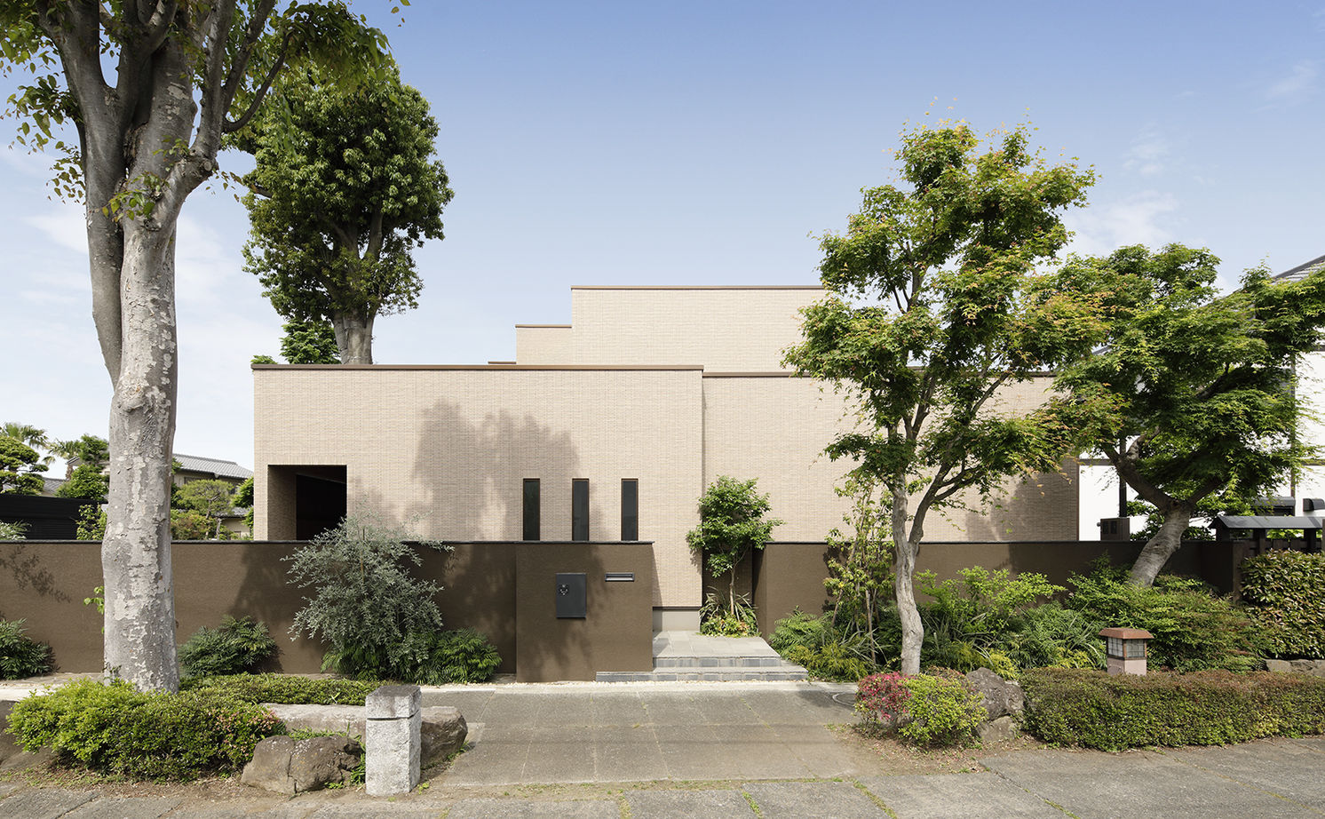 三井ホーム 【ウッディモダン/中庭/埼玉県】内と外がつながるオープン設計、中庭の大樹とともに時を刻む邸宅の建築実例画像8