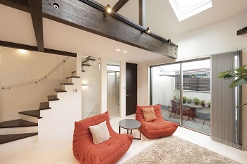 デザオ建設 【京都｜2000万円台｜狭小地｜車2台｜間取り】視線を遮る工夫が随所に。の建築実例画像2