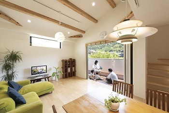 デザオ建設 【京都｜30坪台｜2000万円台｜間取り図有】ビルトインガレージと緑を借景としてデザインの建築実例画像2