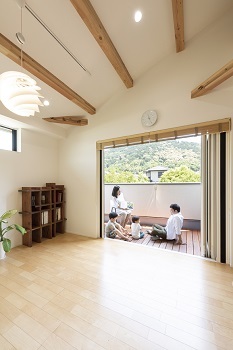 デザオ建設 【京都｜30坪台｜2000万円台｜間取り図有】ビルトインガレージと緑を借景としてデザインの建築実例画像3