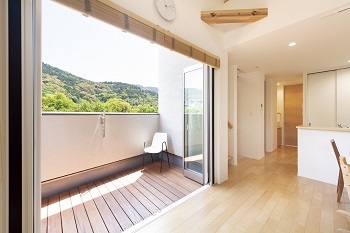 デザオ建設 【京都｜30坪台｜2000万円台｜間取り図有】ビルトインガレージと緑を借景としてデザインの建築実例画像4