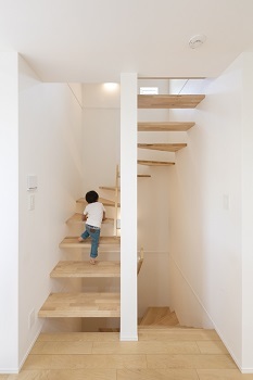 デザオ建設 【京都｜30坪台｜2000万円台｜間取り図有】ビルトインガレージと緑を借景としてデザインの建築実例画像5