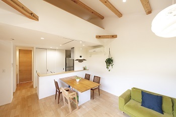 デザオ建設 【京都｜30坪台｜2000万円台｜間取り図有】ビルトインガレージと緑を借景としてデザインの建築実例画像6