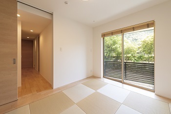 デザオ建設 【京都｜30坪台｜2000万円台｜間取り図有】ビルトインガレージと緑を借景としてデザインの建築実例画像9