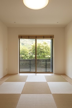 デザオ建設 【京都｜30坪台｜2000万円台｜間取り図有】ビルトインガレージと緑を借景としてデザインの建築実例画像10